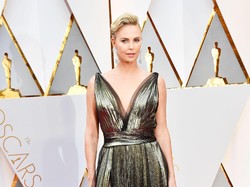 Tertawa Terlalu Keras, Charlize Theron Alami Cedera Leher