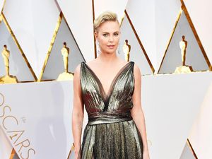 Tertawa Terlalu Keras, Charlize Theron Alami Cedera Leher Tertawa Terlalu Keras, Charlize Theron Alami Cedera Leher