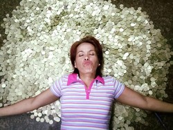 Kisah Haru Ibu yang Kumpulkan Koin Demi Bisa Sekolahkan Anak