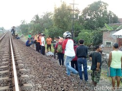 Ngabuburit di Tepi Rel, Tukang Tambal Ban Disambar KA Bangunkarta
