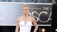 Foto: Gaya Charlize Theron Tampil Cantik Dengan Balutan Gaun Malam