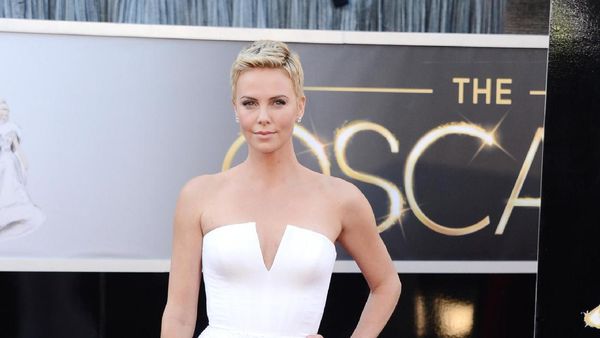 Foto: Gaya Charlize Theron Tampil Cantik Dengan Balutan Gaun Malam