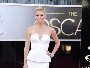 Foto: Gaya Charlize Theron Tampil Cantik Dengan Balutan Gaun Malam Foto: Gaya Charlize Theron Tampil Cantik Dengan Balutan Gaun Malam