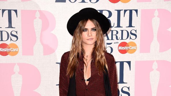 Foto: 15 Gaya Kasual Cara Delevingne yang Menjadi Sorotan