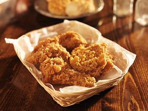 Iklan Resto Halal Ini Hanya Tampilkan Gambar Fried Chicken Saat Jam Buka Puasa