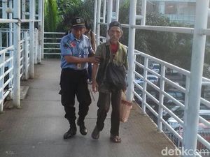 Petugas Tangkap Pengemis yang Bawa Rp 3,5 Juta di Matraman Petugas Tangkap Pengemis yang Bawa Rp 3,5 Juta di Matraman
