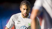 Ricaro Rodriguez menjadi pemain baru Milan berikutnya. Bek internasional Swiss itu direkrut dari Wolfsburg dengan nilai transfer sebesar 18 juta euro. Foto: Getty Images Sport/Alexander Scheuber