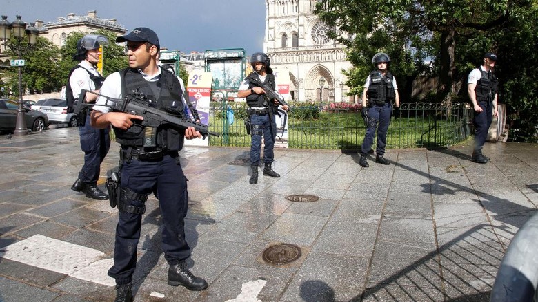 Hendak Diserang Pakai Palu, Polisi Tembak Seorang Pria di Paris