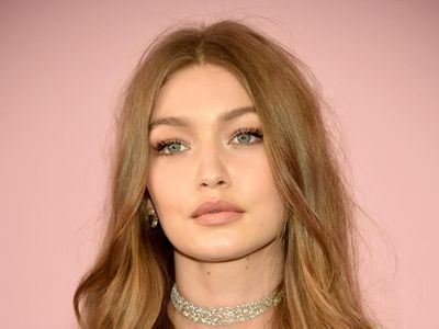 Gaya Tertutup Gigi Hadid