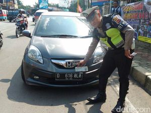 Pakai Pelat Gigolo di Mobil, Pengemudi Brio Ditilang Polisi