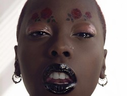 Terapkan Tato Temporer ke Mata dan Bibir Jadi Tren Makeup Terbaru