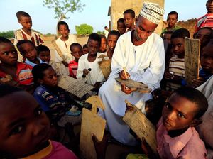 Anak-anak di Sudan Menulis Alquran di Papan Kayu