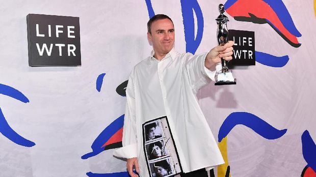NEW YORK, NY - JUNE 05: Menswear Designer of the Year Winner and Womenswear Designer of the Year Winner Raf Simons for Calvin Klein poses on the LIFEWTR Winner's Walk at the CFDA Awards 2017 on June 5, 2017 in New York City.   Dia Dipasupil/Getty Images for LIFEWTR/AFP