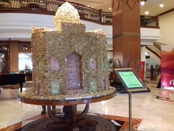 Replika Masjid ini Terbuat dari 6 Ribu Kue Kuping Gajah