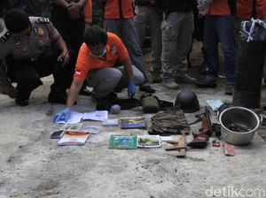 Geledah Rumah Teroris WT di Cibiru, Densus Sita Senapan Angin