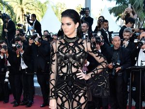 Seleb Suka Pakai Baju Transparan, Permintaan Operasi Puting Meningkat