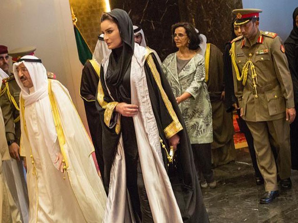 Stylish di Hari Lebaran dengan Long Coat ala Ibu Negara Qatar Stylish di Hari Lebaran dengan Long Coat ala Ibu Negara Qatar