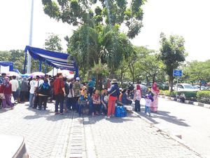 Inang-inang Juga Tawarkan Penukaran Uang Lebaran di Monas