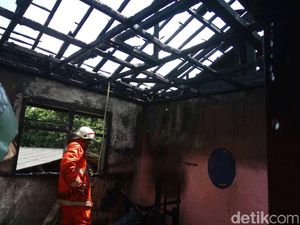 Sebuah Rumah di Cakung Terbakar