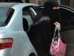 Aktivis Gerakan Perempuan Menyetir Arab Saudi Ditahan Lagi