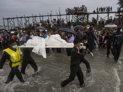 Ratusan Orang Tunggu Jasad Korban Pesawat Jatuh di Pantai Myanmar