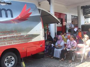 Warga Sidoarjo Rela Antre Penukaran Uang Baru