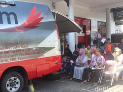 Warga Sidoarjo Rela Antre Penukaran Uang Baru