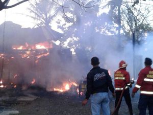 Kebakaran Hanguskan Tempat Penyimpanan Ban Bekas di Tangerang