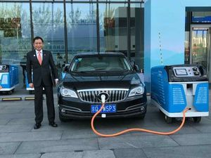 Jonan Mejeng di Depan Mobil Listrik Buatan China