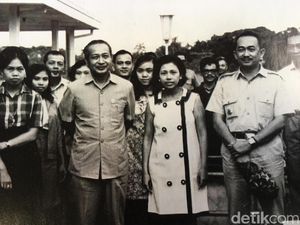 Medali Bergambar Pak Harto dan Petani di Tengah Sawah