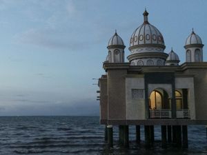 Saksi Bisu Tsunami Palu, Masjid Terapung Ramai Didatangi Warga