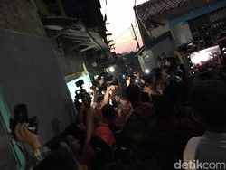 Jokowi Bagi-bagi Sembako di Desa Cibuluh Bogor