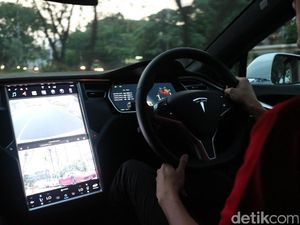 Mobil Listrik Terbakar saat Kecelakaan, Tesla Digugat Mobil Listrik Terbakar saat Kecelakaan, Tesla Digugat