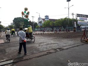 Lewat Perlintasan KA yang Unik Ini, Motor Harus Dituntun