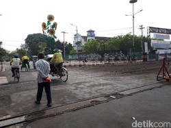 Lewat Perlintasan KA yang Unik Ini, Motor Harus Dituntun