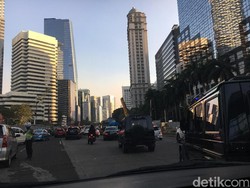 Iring-iringan Mobil Jokowi Terjebak Macet Jakarta