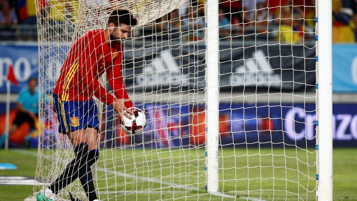 Gerard Pique kembali jadi sasaran cemoohan suporter saat membela timnas Spanyol (Foto: Reuters / Francisco Bonilla)