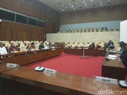 Pansus Angket KPK Rapat Perdana, Desmond Cek Surat dari Miryam