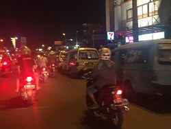 Pembatas Jalan di Cililitan Jadi Tempat Favorit Angkot Ngetem