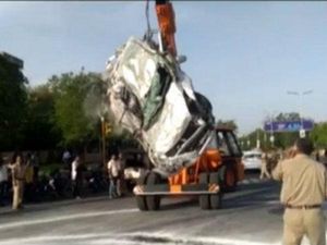 Mobil Gepeng Tertimpa Truk Garam