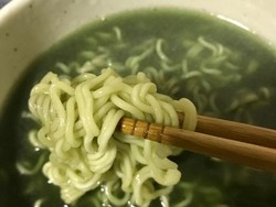 Sluurp! Uniknya Alien Ramen Berkuah Hijau!