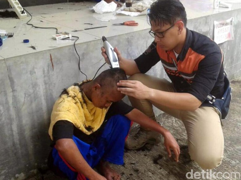 Salut, Polisi di Cianjur Ini Punya Kebiasaan Memandikan Orang Gila Salut, Polisi di Cianjur Ini Punya Kebiasaan Memandikan Orang Gila