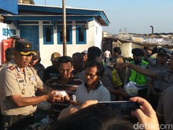 Polisi Bagikan 1.500 Takjil di Pelelangan Ikan Kalibaru