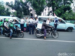 Kesal Mobilnya Diderek, Pria Ini Adu Mulut dengan Petugas