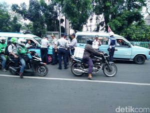 Kesal Mobilnya Diderek, Pria Ini Adu Mulut dengan Petugas Kesal Mobilnya Diderek, Pria Ini Adu Mulut dengan Petugas