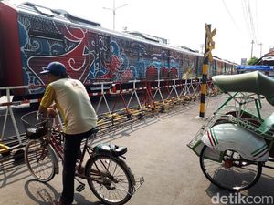 Ada Pintu Perlintasan KA yang Unik di Yogyakarta