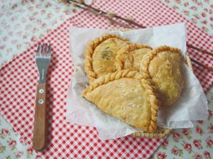 Yuk, Jajan Pastel yang Empuk Gurih di 4 Gerai Ini!