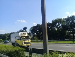 Kecelakaan Truk di Tol JORR Dekat TMII, Lalin Macet 1,5 Km