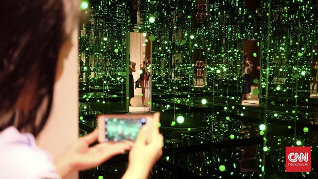 Pengunjung memotret bagian dalam Infinity Mirrored Room Yayoi Kusama saat pameran di Singapura tahun lalu.