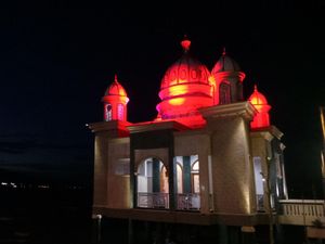 Foto: Masjid Terapung Palu dengan Cahaya 7 Warna Sebelum Kena Tsunami